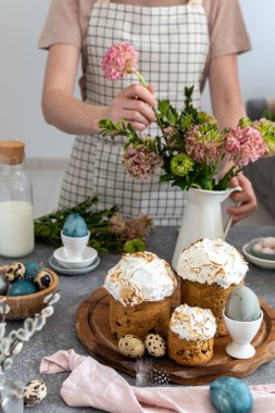 Paskalya sofrası - kadın ranunculus çiçek, paskalya pastası düzenleme,