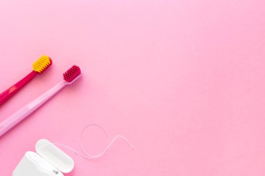Diş hijyeni - diş fırçaları, diş ipi düz yatıyordu, üst görünümü,