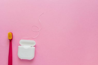 Diş hijyeni - diş fırçaları, diş ipi düz yatıyordu, üst görünümü,
