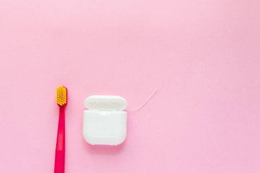 Diş hijyeni - diş fırçaları, diş ipi düz yatıyordu, üst görünümü,