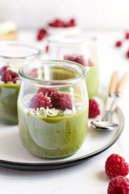 Kibrit, avokado, şam fıstığı ve kremalı krema.