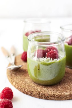 Kibrit, avokado, şam fıstığı ve kremalı krema.