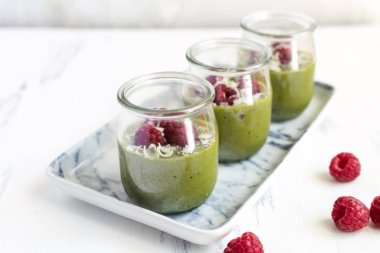 Kibrit, avokado, şam fıstığı ve kremalı krema.