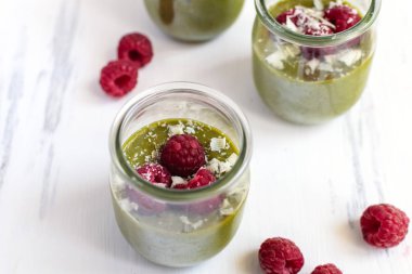 Kibrit, avokado, şam fıstığı ve kremalı krema.