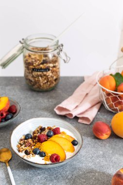 Granola yoğurt taze şeftali, yaban mersini, taba üzerinde ahududu ile