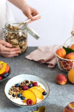 Kavanozdan granola servis kadın elleri, yunan yoğurt taze p ile