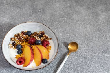 Granola yoğurt taze şeftali, yaban mersini, taba üzerinde ahududu ile
