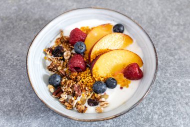 Yunan yoğurt taze peac ile granola üst görünümü seçici odak