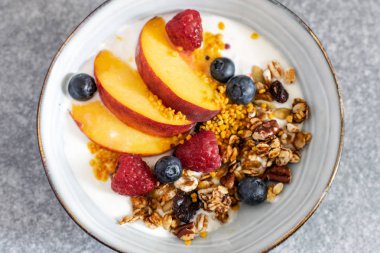 Yunan yoğurt taze peac ile granola üst görünümü seçici odak