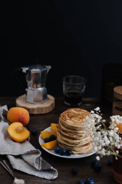 Güzel rustik kahvaltı - yaban mersini, şeftali, G ile krep