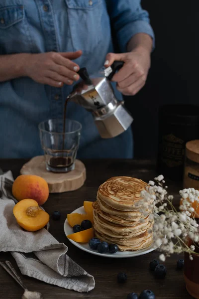 Frauenhände gießen Kaffee aus Mokka-Kaffeemaschine in Glas — Stockfoto