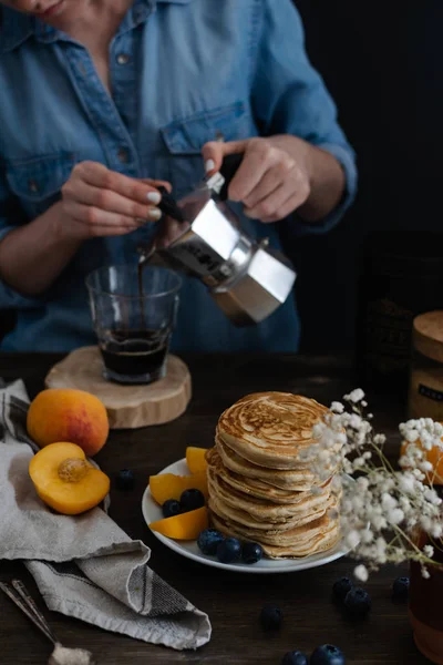 Frauenhände gießen Kaffee aus Mokka-Kaffeemaschine in Glas — Stockfoto