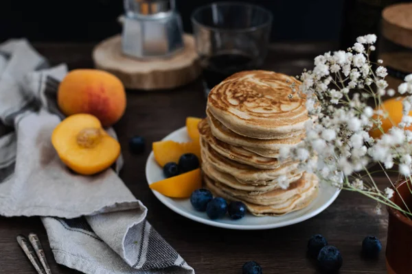 Schönes rustikales Frühstück - Pfannkuchen mit Blaubeeren, Pfirsich, g — Stockfoto