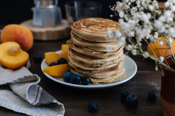 Schönes rustikales Frühstück - Pfannkuchen mit Blaubeeren, Pfirsich, g — Stockfoto