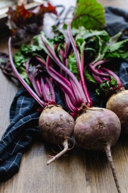 Rustik ahşap arka planda taze pancar