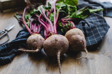 Rustik ahşap arka planda taze pancar