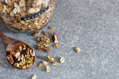 Cam kavanozda pekan fındık ile ev yapımı granola, seçici odak, 