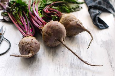 Rustik ahşap arka planda taze pancar