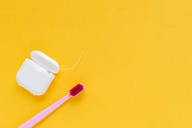 Diş hijyeni-diş fırçası düz yatıyordu, üst görünüm, kopya alanı, yel