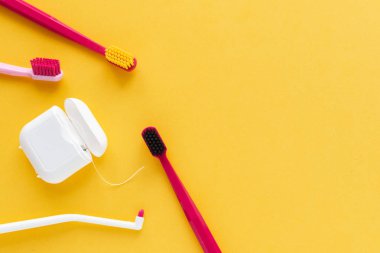 Diş hijyeni - diş fırçaları, diş ipi düz yatıyordu, üst görünümü,
