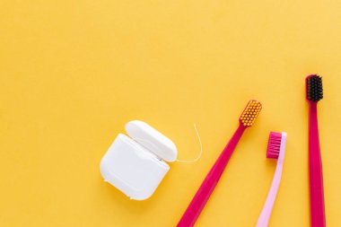 Diş hijyeni - diş fırçaları, diş ipi düz yatıyordu, üst görünümü,