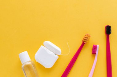 Diş hijyeni - diş fırçaları, diş ipi, gargara düz yatıyordu