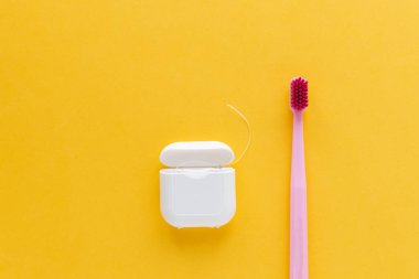 Diş hijyeni-diş fırçası düz yatıyordu, üst görünüm, kopya alanı, yel