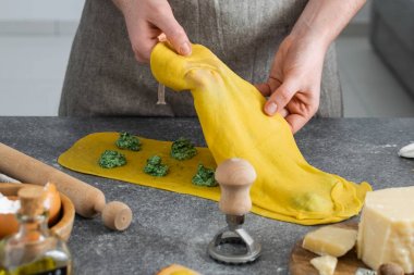 Kadın eller, hazırlama süreci ev yapımı İtalyan Makarna, RAV