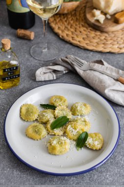 Gri ta ricotta ve ıspanak ile taze pişmiş İtalyan ravioli