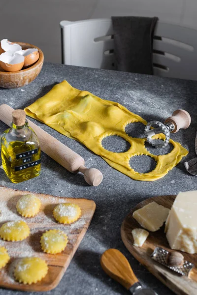 Hazırlama süreci ev yapımı İtalyan Makarna, raviol