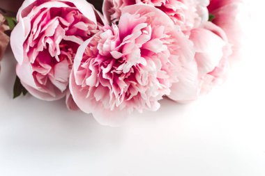 Alyans, zarf, beyaz arka plan üzerinde şakayık çiçekler, co