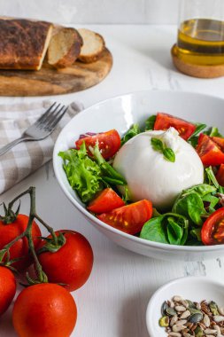 İtalyan burrata peyniri ile taze salata, sulu domates, balsami