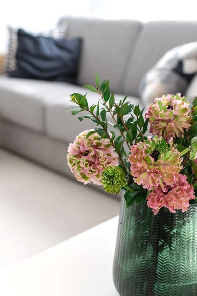 Bukiet pięknych kwiatów różowego i zielonego Jaskier — Zdjęcie stockowe