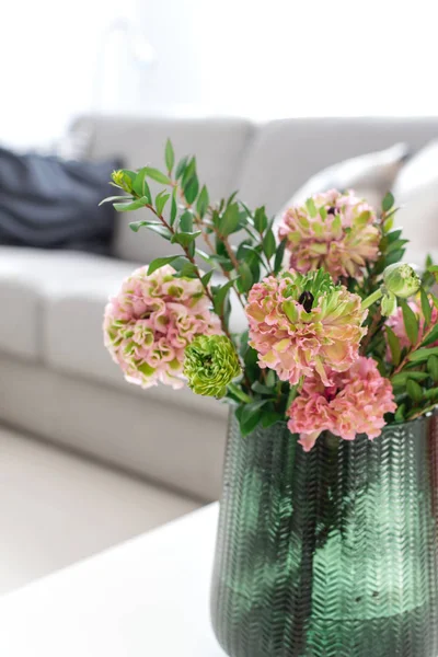 Ramo de hermosas flores de ranúnculo rosa y verde —  Fotos de Stock