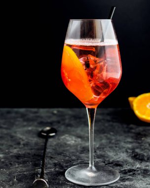 Aperol spritz ile şarap bardağı, İtalyan alkollü kokteyl