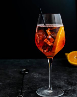 Aperol spritz ile şarap bardağı, İtalyan alkollü kokteyl