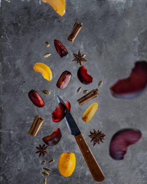 Uçan hareket tarçın, kakule ve anason baharat ile Erik