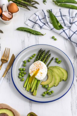Kuşkonmaz, avokado ve yeşil bezelye ile haşlanmış yumurta