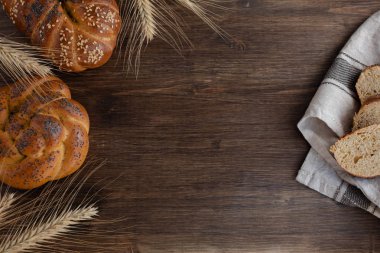 Rustik ahşap arka planda Challah ekmek, üst görünüm, kopya alanı