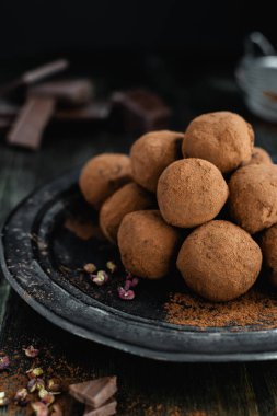 koyu çikolata şeker siyah arka plan müziği Sichuan biber ile Truffles