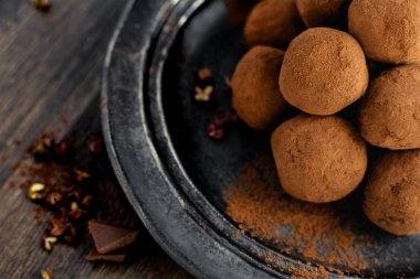 koyu çikolata şeker siyah arka plan müziği Sichuan biber ile Truffles