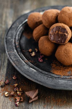 koyu çikolata şeker siyah arka plan müziği Sichuan biber ile Truffles