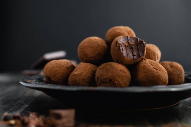 koyu çikolata şeker siyah arka plan müziği Sichuan biber ile Truffles