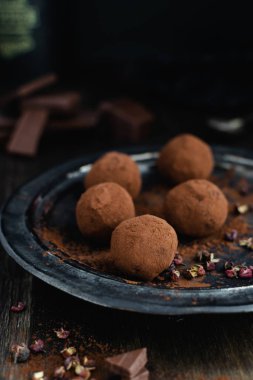 koyu çikolata şeker siyah arka plan müziği Sichuan biber ile Truffles