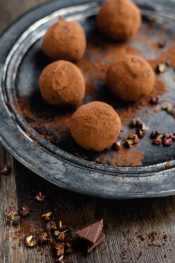 koyu çikolata şeker siyah arka plan müziği Sichuan biber ile Truffles