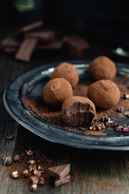 koyu çikolata şeker siyah arka plan müziği Sichuan biber ile Truffles
