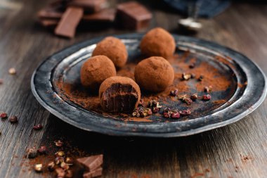 koyu çikolata şeker siyah arka plan müziği Sichuan biber ile Truffles