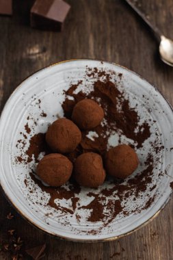 d üzerinde Sichuan biber ile lezzetli koyu çikolata şeker Truffles