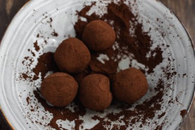 d üzerinde Sichuan biber ile lezzetli koyu çikolata şeker Truffles