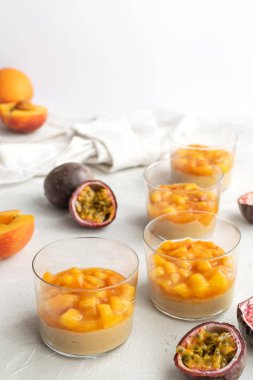 Karamel Panna Cotta, şeftali ve tutku Miao ile muhallebi puding